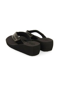 Sandales à plateforme noires avec des brides texturées et une semelle lisse. Dotées d'un large entre-doigts et d'une légère élévation pour le confort et le style.