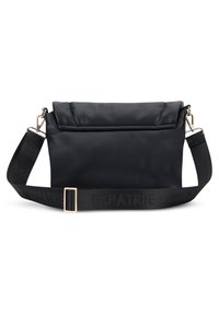 Borsa a tracolla in pelle nera con parte superiore pieghevole, hardware dorato e una tracolla in tessuto che presenta la parola "EXPATRIE" intrecciata.