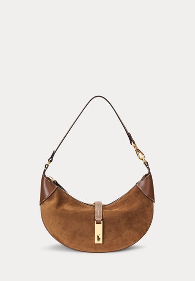 Hnedá semišová kabelka v tvare polmesiaca s tmavými koženými detailmi, zlatou kovovou výbavou a odnímateľným ramenným popruhom.