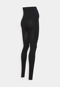 Leggings neri a vita alta realizzati in tessuto elasticizzato, con una texture liscia e un design aderente che si adatta al corpo.