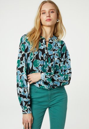 Langärmlige Bluse mit schwarzem Hintergrund und floralem Muster in Grün und Blau, abgeschlossen mit einer Knopfleiste und lockerer Passform.