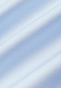 Jasnoniebieska tkanina o ribbowej fakturze, z cienkimi, równoległymi paskami przebiegającymi diagonalnie po powierzchni.