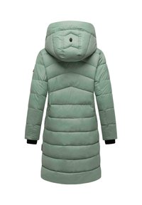 Ljusgrön, lång vadderad vinterjacka med huva, svarta inre muddar och horisontell quiltning, sedd bakifrån.