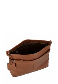 Borsa a spalla in pelle marrone con chiusura a zip, tasca frontale e etichetta del marchio impresso attaccata alla tracolla.