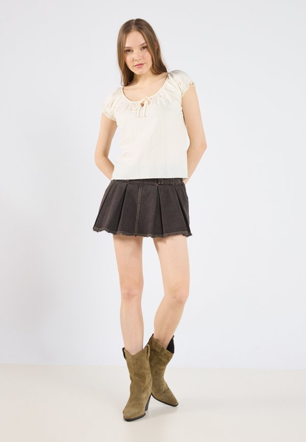 Basic T-shirt - egret3