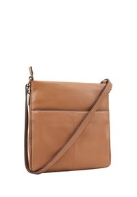 Bruine leren schoudertas met voorklep, rits aan de zijkant en verstelbare schouderband op een witte achtergrond.