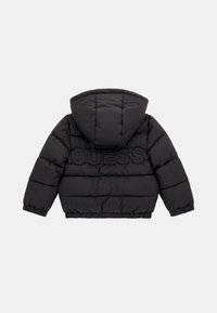 Schwarze Steppjacke mit Kapuze, elastischen Bündchen, horizontaler Steppung und erhabenem "GUESS"-Logo, das über den oberen Rücken gestickt ist.
