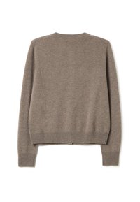 Suéter de punto beige con mangas largas, cuello y puños acanalados, corte ajustado, textura suave y un patrón sutil con motas.