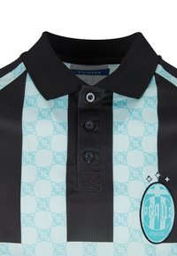 Zwart en mintgroen polo shirt met een geometrisch patroon, knoopsluiting, zwarte kraag en geborduurd embleem aan de linkerkant.