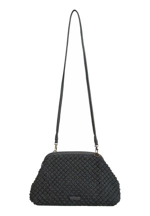 Bolso bandolera negro tejido con correa larga y fina y cierre de broche, con una pequeña placa metálica rectangular con el logo en el frente.