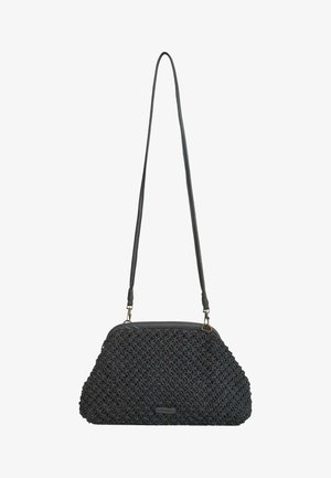 Bolso bandolera negro tejido con correa larga y fina y cierre de broche, con una pequeña placa metálica rectangular con el logo en el frente.