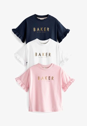 Három rövid ujjú póló egymásra pakolva: sötétkék, fehér és rózsaszín. Mindegyik fodros ujjal rendelkezik, és a "BAKER BY TED BAKER" felirat aranyszínű betűkkel látható rajta.