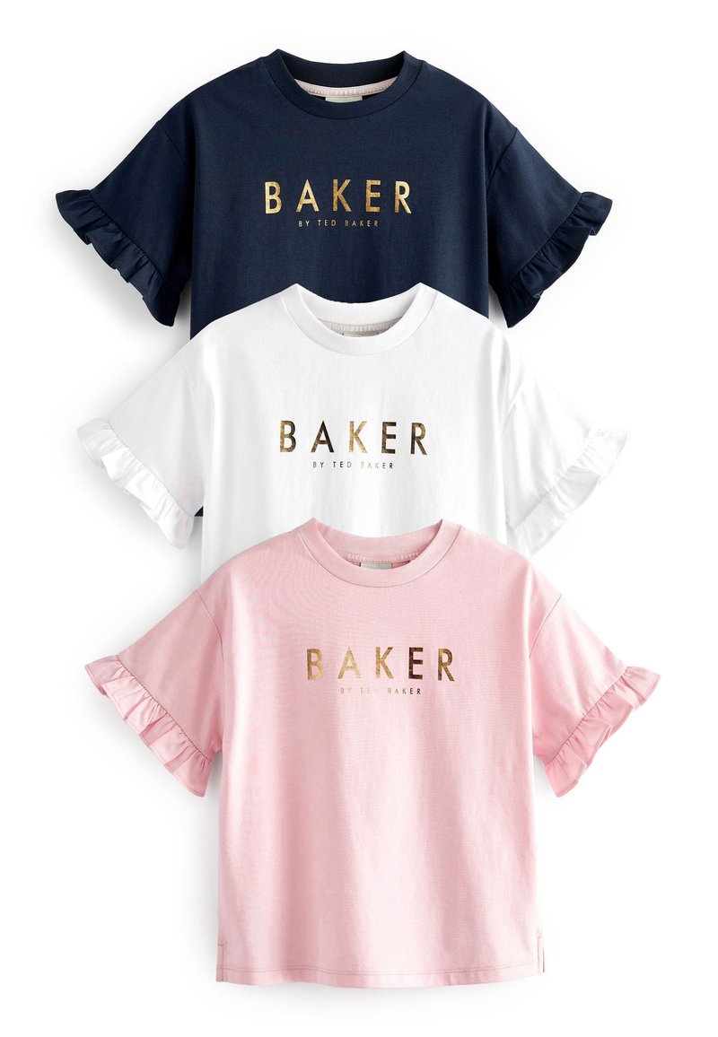 Kolme lyhythihaista t-paitaa pinottuna: laivastonsininen, valkoinen ja vaaleanpunainen. Jokaisessa on frilla-hihet ja siinä lukee kultaisilla kirjaimilla "BAKER BY TED BAKER".