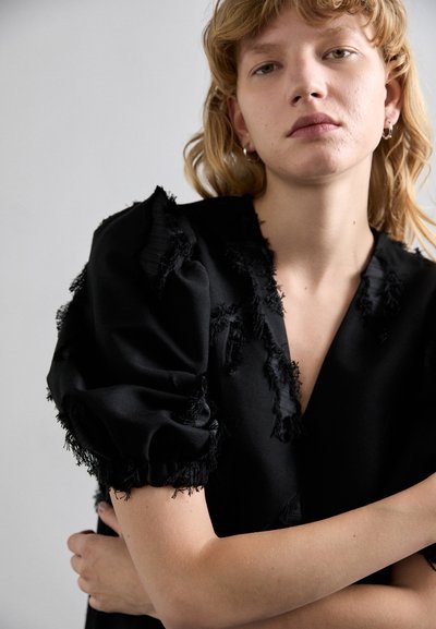 Stine Goya PUFFY SLEEVES MINI DRESS - Koktejlové šaty / šaty na párty - jet black