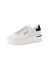 Sneakers sintetici bianchi con suola bianca spessa, accentuata da un tallone nero e lacci a righe bianche e nere. Presentano il marchio "QH7" sul lato.
