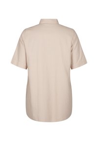 Camisa de manga corta beige con cuello, que presenta finas rayas verticales, una textura suave y un corte relajado. Se muestra la vista trasera.