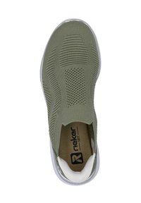 Olijfgroene instap sneaker met een gestructureerde gebreide bovenkant, subtiele patronen en een witte rubberen zool. Rieker Soft branding aan de binnenkant.