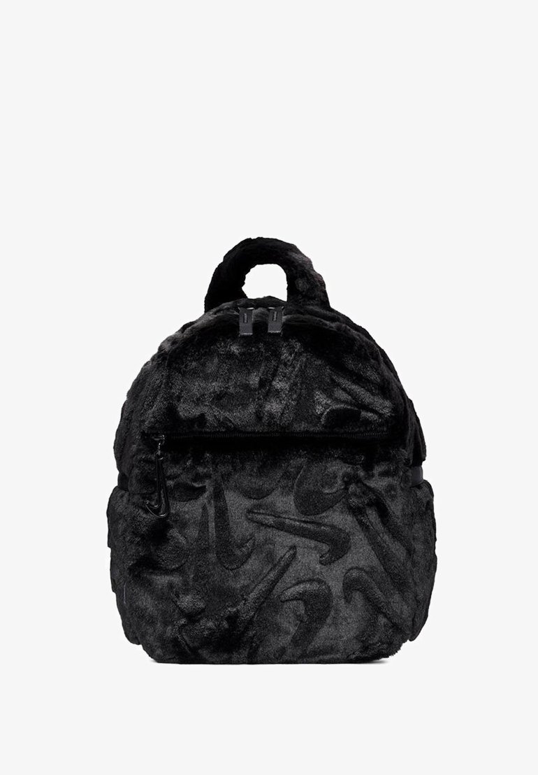 Must must seljakott, millel on tekstureeritud Nike swoosh logod, esine lukuga tasku ja ülaosa käepide, valge tausta ees.