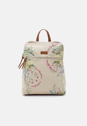 Beige stofrygsæk med lomme foran med lynlås, brun hank og blomsterprint i grønne, pink og blå toner.