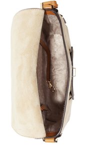 Borsa a tracolla in suede beige con una cintura in pelle marrone. Il design aperto rivela un interno a pattern e una clip per fissare il contenuto.