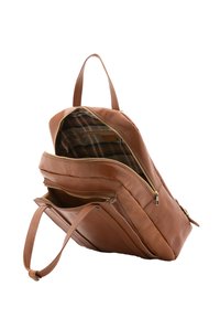 Zaino in pelle marrone con zip dorate, due scomparti e foderatura interna a quadri. Design arrotondato con spallacci regolabili.