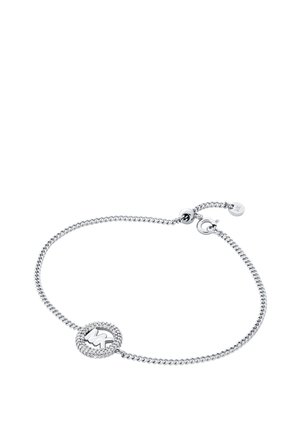 Pulsera de cadena de plata con un colgante circular que presenta un logo en el centro, rodeado de cristales circulares transparentes. Con cierre ajustable.