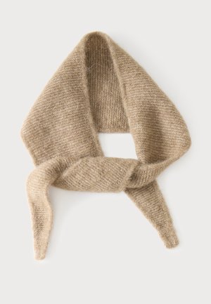 Beigefarbener gestrickter Wollschal mit weicher, flauschiger Struktur, in dreieckiger Form gefaltet und mit zwei Enden locker zu einem Knoten gebunden.