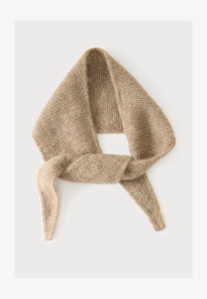 Écharpe en laine beige tricotée avec une texture douce et duveteuse, pliée en forme triangulaire avec deux extrémités nouées en un nœud lâche.