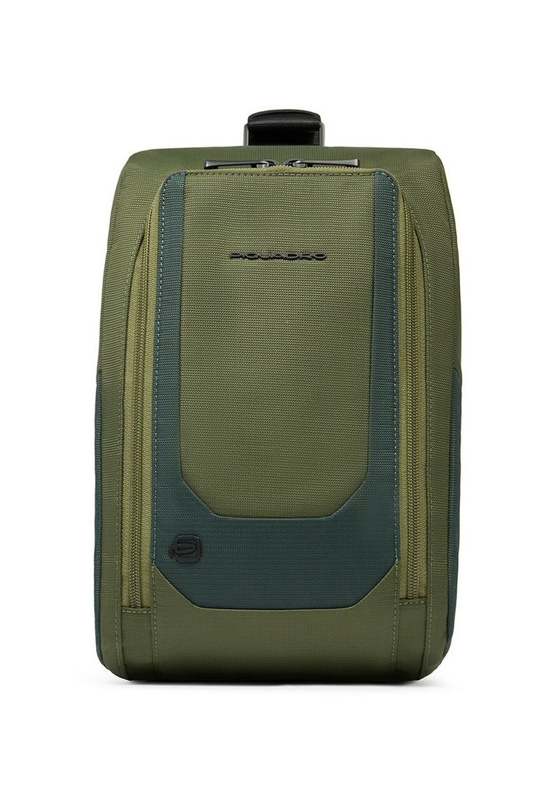 Zaino in tessuto verde con un design geometrico, dotato di tasche frontali con cerniera, materiale testurizzato e maniglia superiore per il trasporto.