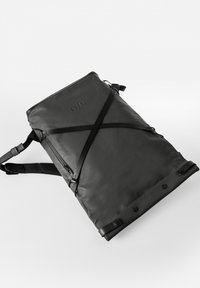 Schwarzer, wasserdichter Rucksack mit rechteckiger Form. Verfügt über einen diagonalen Kreuzgurt, Reißverschlüsse und Druckknopfverschlüsse. Glatte Textur.