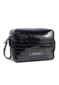 Borsa nera in finta pelle lucida con motivo a coccodrillo, forma rettangolare, chiusura a zip superiore e tracolla; presenta un'etichetta con logo sul davanti.