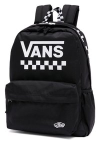 Zaino nero in tessuto con un grande logo bianco "VANS", dettagli a scacchi e una tasca frontale con un patch logo.