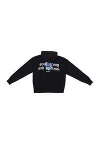Schwarzer Kapuzenpullover mit Kordelzug, mit weißem Text "stay strong and bless." und blauer Rosengrafik auf dem Rücken. Weicher, strukturierter Stoff.