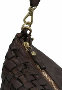 Borsa in pelle intrecciata marrone con zipper e chiusura in oro. Esterno testurizzato con un design elegante, che mette in mostra un'artigianalità distintiva.