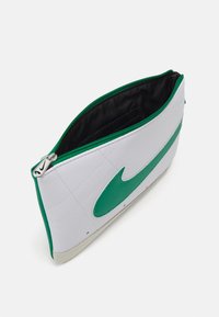 Nike Sportswear ICON WRISTLET LARGE UNISEX - Ručna torbica - white/malachite
