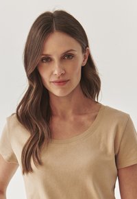 TATUUM ANTONINA - T-shirts basic - beige