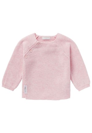 Jasnoróżowy dzianinowy sweterek dla niemowląt z długimi rękawami i trzema guzikami wzdłuż lewego szwu na ramieniu, z metką "noppies" przy kołnierzu i na dole.