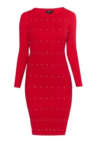 Rød, ribbet kjole med lange ærmer, prydet med sølvfarvede nitter placeret jævnt over stoffet for ekstra detalje og tekstur.