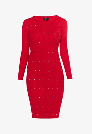 Piros bordázott ruha hosszú ujjal, egyenletesen elhelyezett ezüst szegecsekkel, amelyek további részleteket és textúrát adnak a anyagnak.