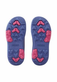 Fioletowe gumowe podeszwy z różowymi akcentami, z wielokierunkowym wzorem bieżnika i teksturowanymi powierzchniami dla lepszej przyczepności i trakcji.