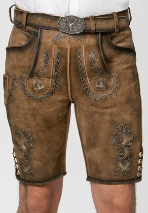 Braune Lederhosen aus Leder mit silberner Stickerei, dekorativen Taschen und einer Metallschnalle mit einem Hirschmotiv. Knopfakzente an den Seiten.