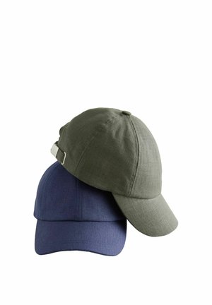 Twee effen stoffen baseballpetten, één olijfgroen bovenop één marineblauw, beide met gebogen kleppen en verstelbare metalen bandsluitingen.