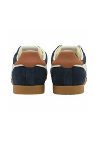 Sneakers in camoscio blu navy con linguetta in tessuto crema e panno in pelle marrone sul tallone; suola in gomma con grip testurizzato; design minimalista.