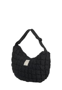 Zwarte, gewatteerde hobo tas met een gestructureerd oppervlak, voorzien van een enkele verstelbare schouderriem en een klein logopatch aan de voorkant.