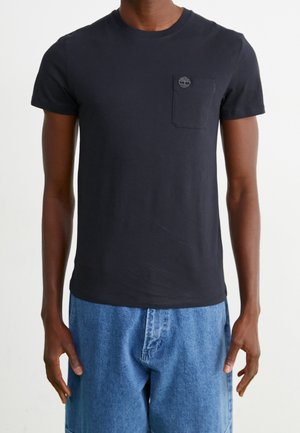 Czarny bawełniany t-shirt z okrągłym dekoltem i krótkimi rękawami, z kieszenią na piersi i małym logiem nad kieszenią.
