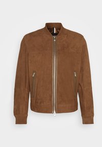 Veste bomber en daim marron avec fermeture éclaire à l'avant, deux poches latérales, des poignets côtelés et un col montant. Texture lisse avec des coutures minimales.