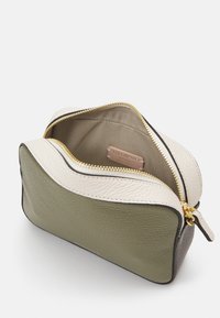 Pochette cosmetica rettangolare in pelle verde oliva testurizzata e crema, con zip dorata e fodera beige. Presenta un piccolo etichetta del marchio all'interno.