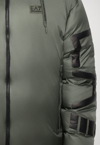 EA7 Emporio Armani GIUBBOTTO - Zimná bunda - beetle