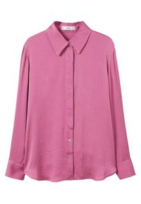 Chemise rose à manches longues avec boutons, col pointu et poignets, en tissu lisse, présentée sur fond blanc.