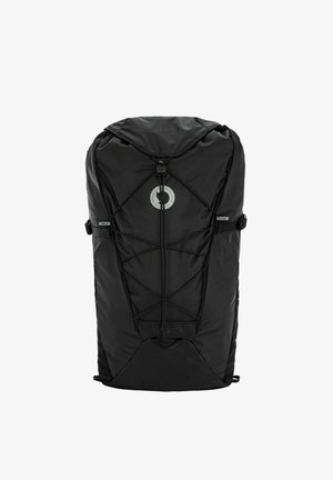 Sac à dos de randonnée noir avec cordons élastiques à l'avant, sangles de compression sur les côtés et un logo circulaire près du centre supérieur.